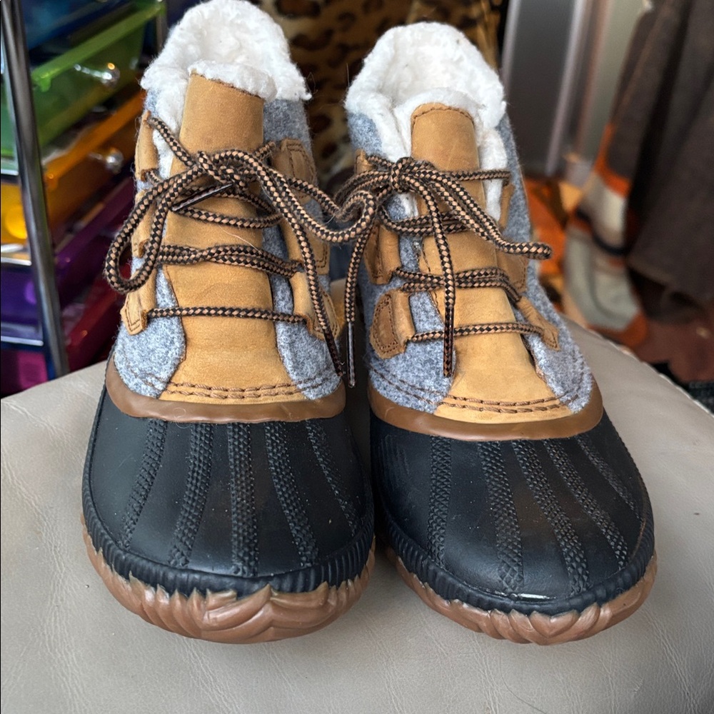 Sorel Winter duck boots Size 7.  Hardly used!  Excellent condition!